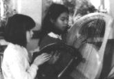 two childs who are playing the Lyre